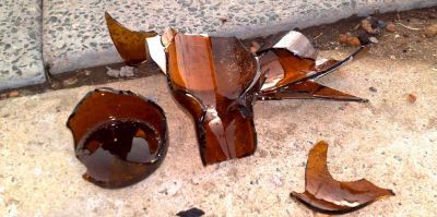 В Гродно пьяная женщина выбросила в окно бутылку и попала в автомобиль. Как ее наказали?