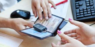 Белоруска получила авто от будущего мужа. Нужно ли платить налог за подарок?