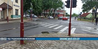 Оба двигались на зеленый, но на пешеходном переходе всегда прав пешеход. ДТП в Волковыске