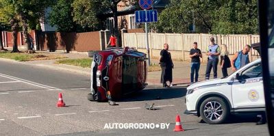 В Гродно опрокинулся Renault. Ситуация у "Табачной фабрики"