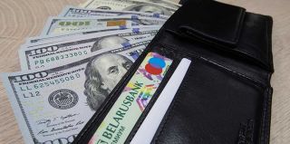 Пассажир легковушки на границе распределил 32 тысячи долларов между водителем и пассажирами. Но уловку раскусили