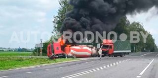 Бетономешалка опрокинулась на легковушку и загорелась, затем у нее стали взрываться колеса. Это попало на видео