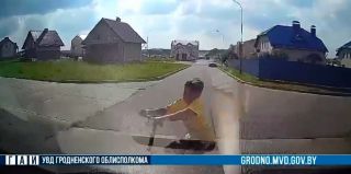 На этом самокате 1 ребенок или 2? Видео-иллюзия и ДТП в Луцковлянах