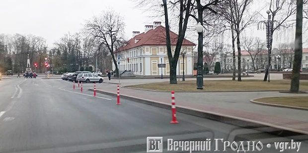 В центре Гродно установили сигнальные столбики