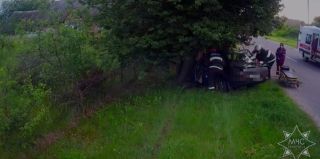 Ночью в Ивьевском районе Mercedes въехал в дерево. Спасатели деблокировали водителя и передали медикам