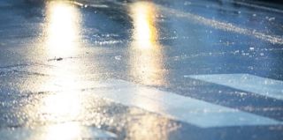 Советы ГАИ при движении в гололедицу – касается и водителей, и пешеходов