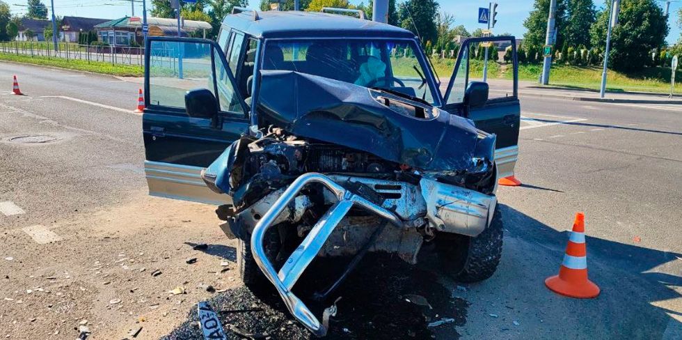 В Гродно пьяный водитель внедорожника пошел на таран автобуса. ГАИ: " Прав он никогда не получал"