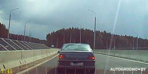 "ПДД не знает, а на дороге учит": в Гродно водитель опередил и ударил по тормозам