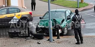 У Фарного костела в Гродно снова ДТП. На этот раз ограждения остановили автомобиль