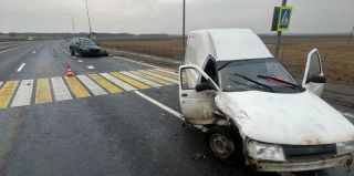 Водитель Lada Bogdan выехал на трассу М6 и столкнулся с BMW, который двигался в сторону Гродно. Есть пострадавший