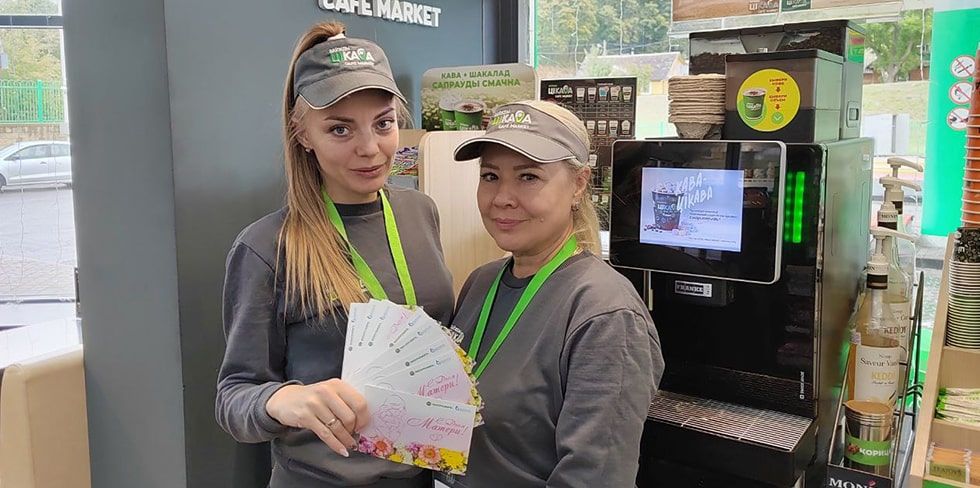 Не можете навестить маму в праздник? Отправьте ей открытку. На АЗС проходит акция