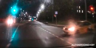 "Перепутал светофоры!" В Гродно таксист чуть не устроил серьезную аварию, но потом признал свою ошибку