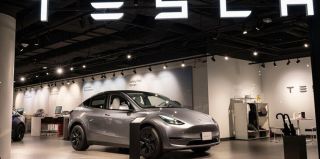 Tesla отзывает более 1,8 миллиона автомобилей из-за проблемы с капотом