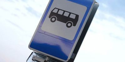 В Гродно парни повредили знак автобусной остановки. Ночью они били и гнули его, а утром перекидывали вину один на другого