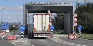 "Раствор клейкий, потом к машине вся пыль липнет": что говорят о дезинфекции на границе водители