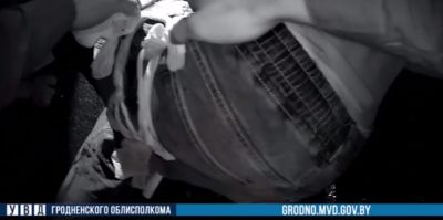 Милиционеры из Гродно знают счёт секундам: они быстро остановили кровотечение мотоциклисту после ДТП. Видео