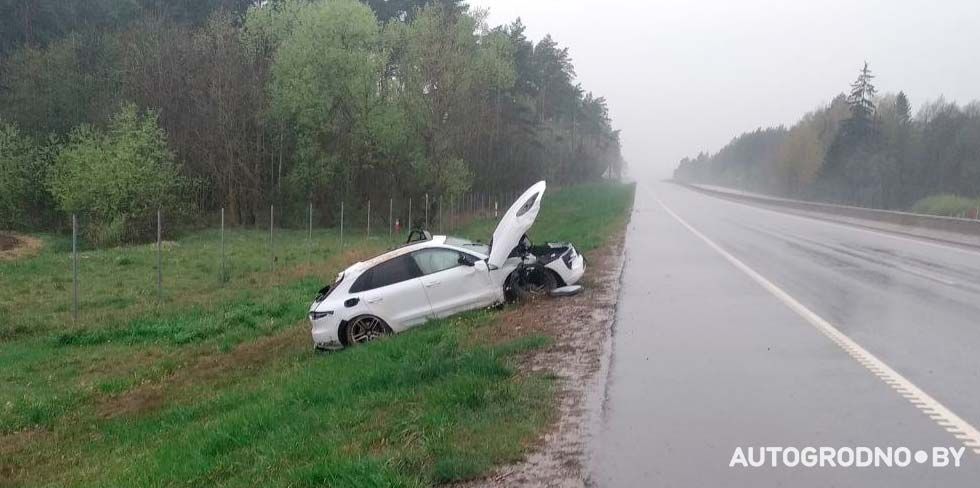 Фотофакт: в овраге вдоль М6 стоит разбитый и брошенный Porsche