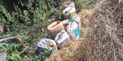 За месяц механизатор "нацедил" 36 канистр топлива. И спрятал в кустах на приусадебном участке