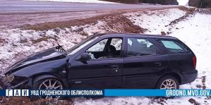 Что такое безопасная скорость? Неверный ее выбор – и автомобиль врезался в бетонный водоотвод. ДТП под Новогрудком