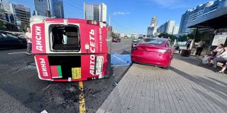 На столичном проспекте опрокинулась маршрутка, рядом – разбитая Tesla