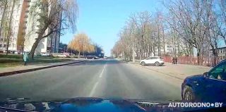 На улице Белуша водитель VW стал выталкивать соседа на встречку: напоминаем особенность знака "Конец полосы"