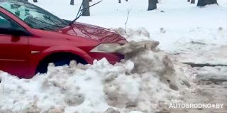 "Это мое место": в Гродно мужчина засыпал снегом авто соседа и признался в этом. Вызвали милицию