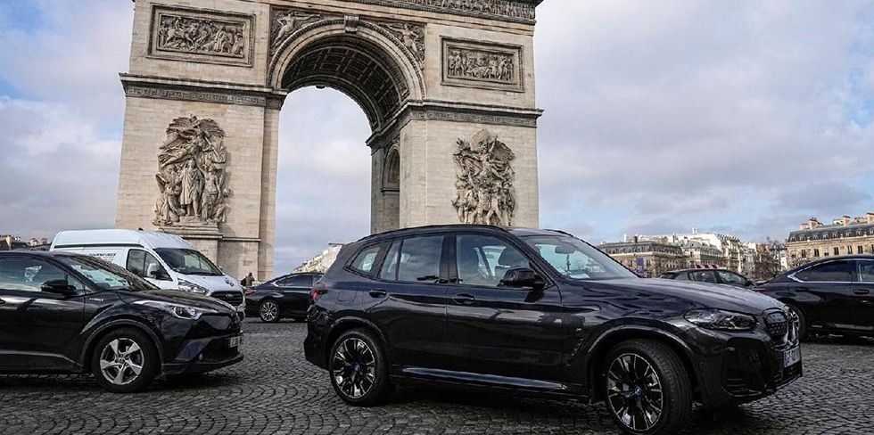 Парижане на референдуме решили увеличить плату за парковку для внедорожников в 3 раза