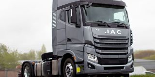 Из Китая в Беларусь своим ходом: в Минск прибыл седельный тягач JAC