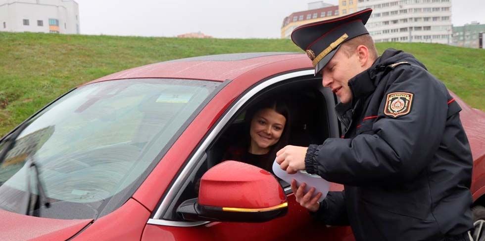 В Гродно автомобилистов поздравили прямо на дорогах города