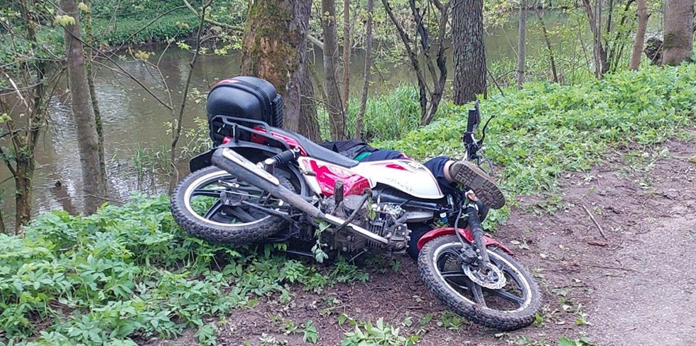 Парень и девушка разбились на мопеде в Лососно: он – насмерть, она – в больнице
