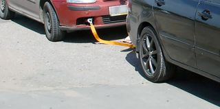 "Бесправник" помогал женщине буксировать авто. Его будут судить, а ее оштрафуют