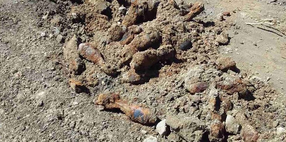 На обочине дороги недалеко от Зельвы строители нашли 37 снарядов. Они находились там со времен Великой Отечественной