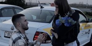 Таксист из Беларуси сделал предложение девушке необычным способом. Растрогался весь TikTok