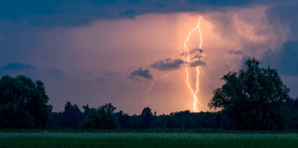 На вторник в Беларуси объявлен оранжевый уровень опасности: грозы и сильные порывы ветра