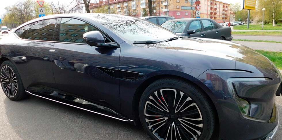 В Беларуси подростки случайно попали камнем в AVATR 12. Сколько заплатят их родители за скол на стекле?