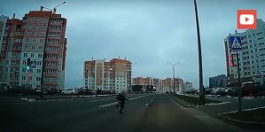 До беды был один шаг. В Ольшанке ребенок перебегал дорогу на красный. Видео попало в ГАИ