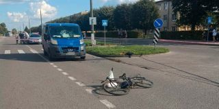 Свислочь: велосипедиста откинуло на несколько метров после столкновения с микроавтобусом