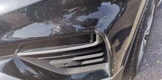 Пьяная школьница в Гродно метнула бутылку в припаркованный под окнами Geely. "Флет" закончился уголовным делом