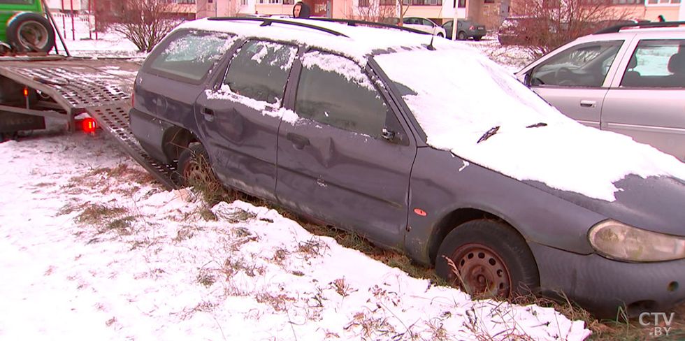 За автохлам во дворах взялся Госконтроль. Работа по освобождению дворов уже ведется