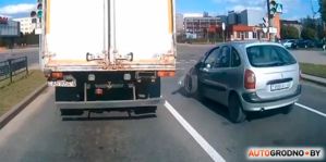 ГАИ нашла водителя, в автомобиле которого на ходу отвалилось колесо