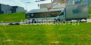 Мотоциклист не смог вовремя остановиться и врезался в Mercedes. ДТП в Гродно