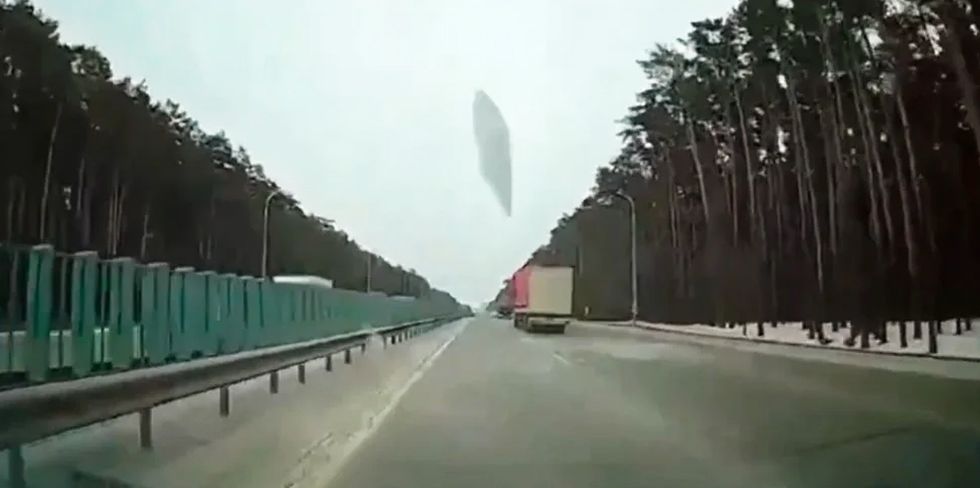 На М6 с грузовика упал лед – повреждены автомобили. Водитель-виновник, возможно, об этом даже не знает. Его ищет ГАИ