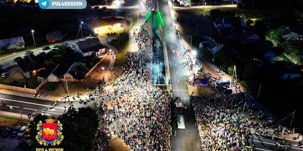 Ночью в Лиде открыли новую дорогу с путепроводом. Посмотрите, сколько людей пришло на это событие!