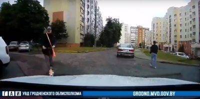 В Гродно женщина на самокате въехала в Geely и скрылась. Но ее быстро нашли