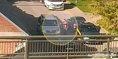 Кто должен был проехать первым? У Старого моста в Гродно спорили водители