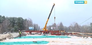 На Поповичском мосту строители приступили к устройству тротуарной плиты