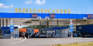 "Уехал из дома месяц назад!" Репортаж из пункта пропуска "Бенякони", где скопились огромные очереди