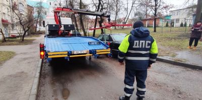 В Гродно прошел рейд по эвакуации транспорта. Когда автомобиль может отправиться на штрафстоянку?