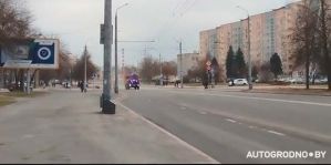 В Беларуси пожарные автомобили, спешащие на срочный вызов, обязаны останавливаться на красный сигнал светофора. Это обязаны знать пешеходы