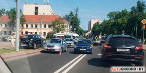 Как KIA врезалась в столб на Дзержинского и при чем тут стрелка? Подробности ДТП недельной давности раскрывает видео с регистратора